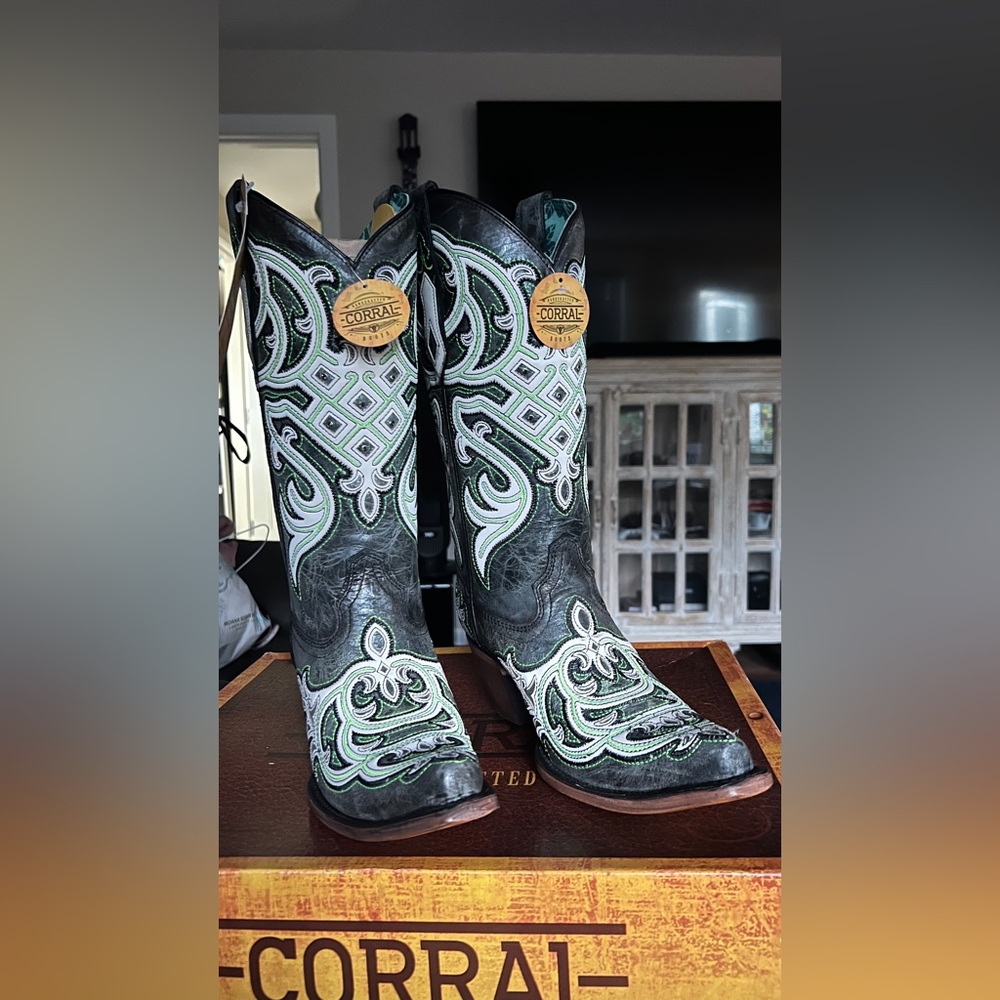 Corral Embroidered Neon Blacklight Snip Toe Western Boot - Picture 2 of 8